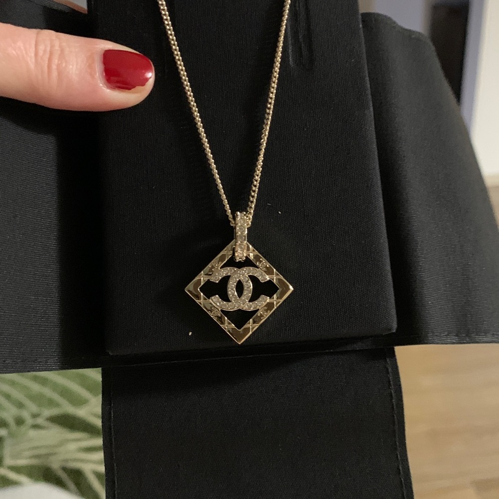 Absolutely stunning brand new champagne authentic Chanel necklace with cc logo❤️